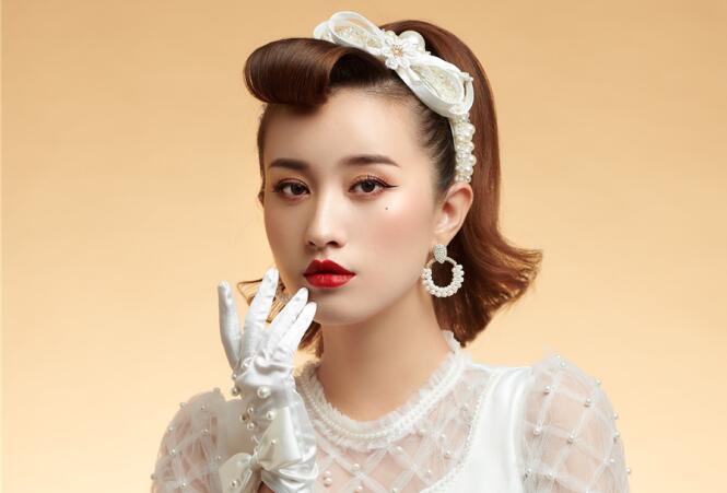 復(fù)古迪斯科妝容造型，廣西化妝學(xué)校這款造型愛了嗎？