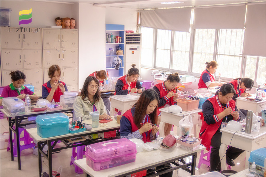 學(xué)美甲需要什么條件？南寧美甲培訓(xùn)學(xué)校為你解答