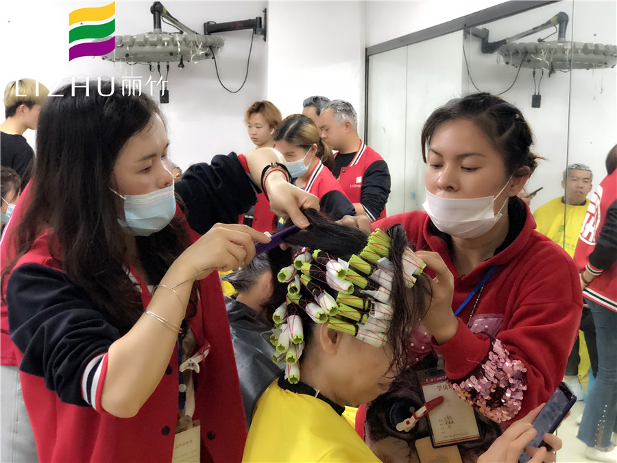 美發(fā)初學(xué)者燙發(fā)上杠基本操作方法，南寧美發(fā)學(xué)校分享