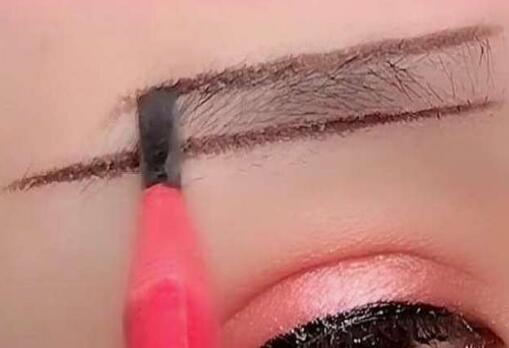 初學(xué)化妝畫(huà)好眉毛的教程，來(lái)南寧化妝學(xué)校學(xué)習(xí)