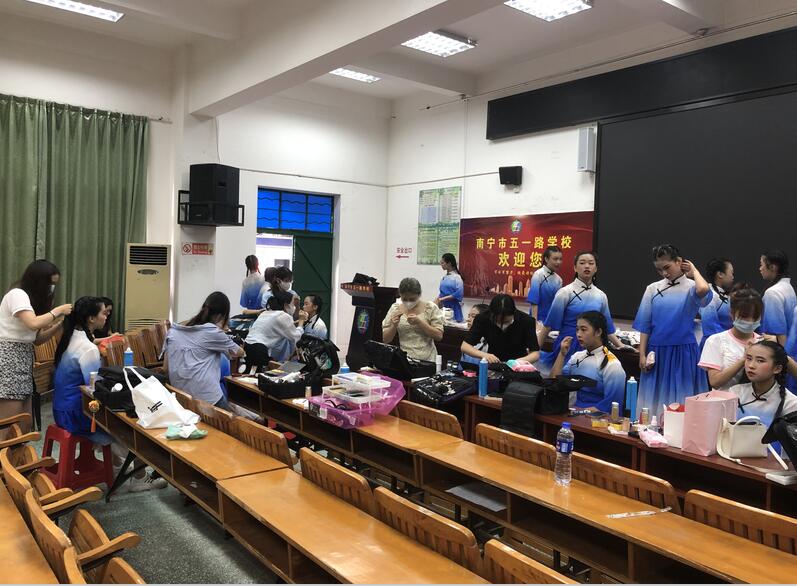 南寧化妝學(xué)校外出實(shí)踐，受到演員比心點(diǎn)贊
