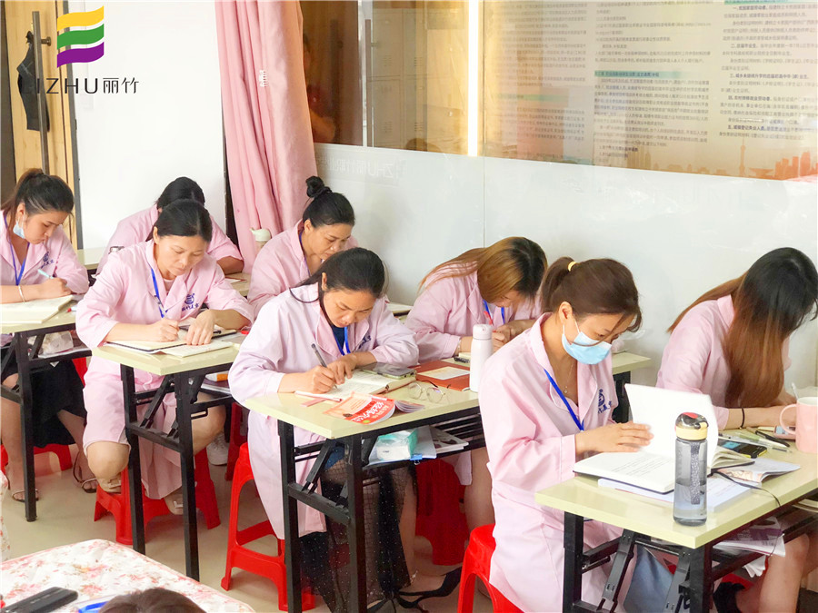 美容師為什么要學理論知識？南寧專業(yè)美容培訓告訴你