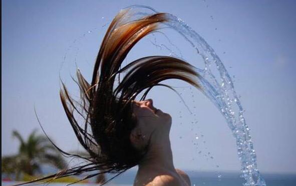 快住手！南寧美發(fā)學(xué)校教你正確洗頭方法