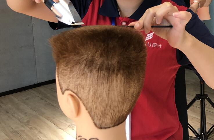 想學(xué)平頭修剪技巧？來(lái)廣西美發(fā)學(xué)校就對(duì)了