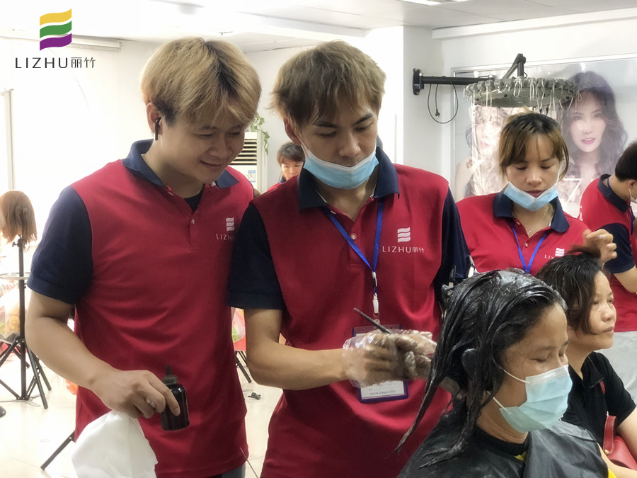 涂抹染膏的技巧，南寧美發(fā)師培訓(xùn)必須課程