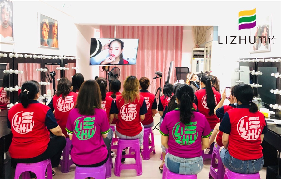 跟著南寧化妝學(xué)校學(xué)，新手也能畫出驚艷的唇妝