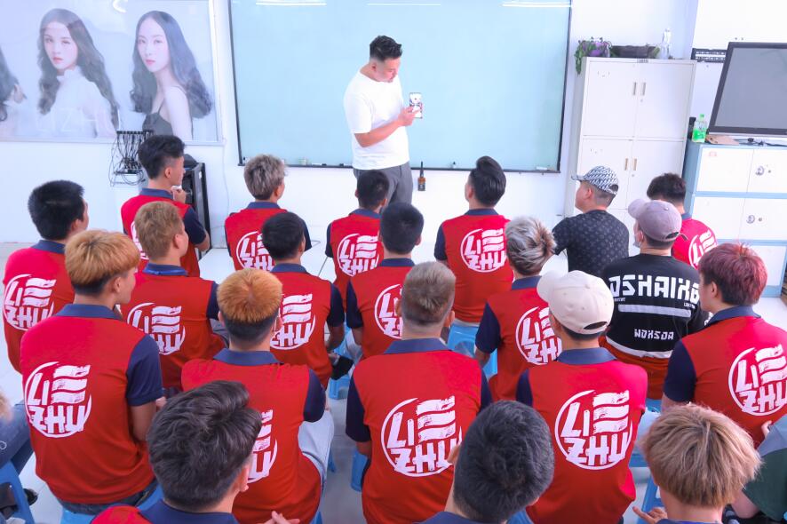 南寧學(xué)美發(fā)有前途嗎？選對(duì)美發(fā)培訓(xùn)學(xué)校很重要