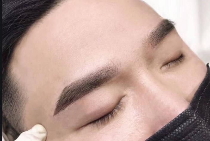男士紋眉如何設(shè)計(jì)？快和廣西紋繡班學(xué)習(xí)