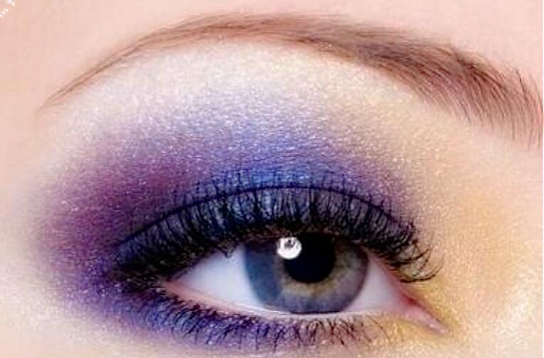 眼影脫妝怎么辦？南寧人氣高彩妝學(xué)校教你