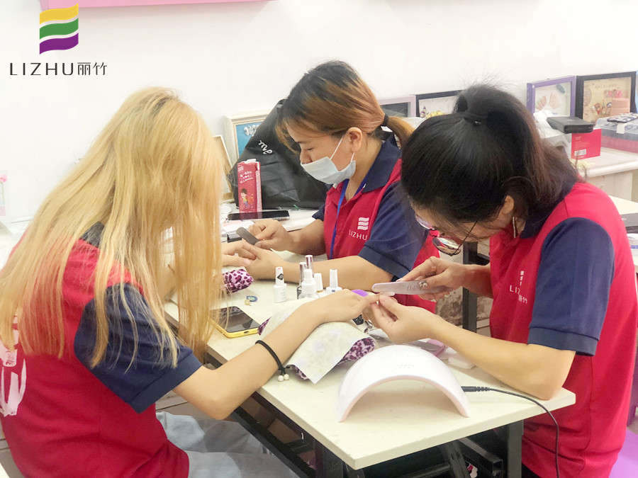 美甲新手修甲型的技巧，南寧美甲學(xué)校統(tǒng)統(tǒng)告訴你