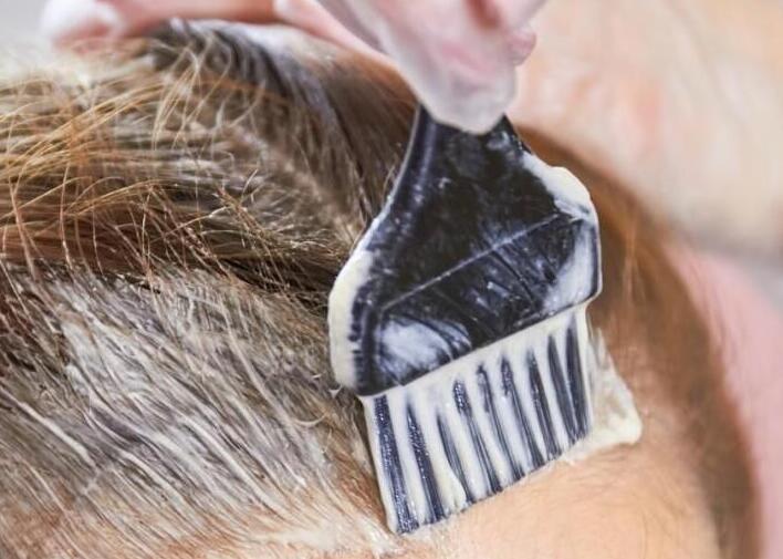 染發(fā)的時(shí)候頭皮痛？南寧技術(shù)好的美發(fā)學(xué)校來解答