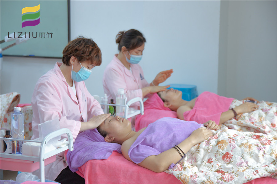 南寧美容學(xué)校課堂：面部按摩注意事項(xiàng)