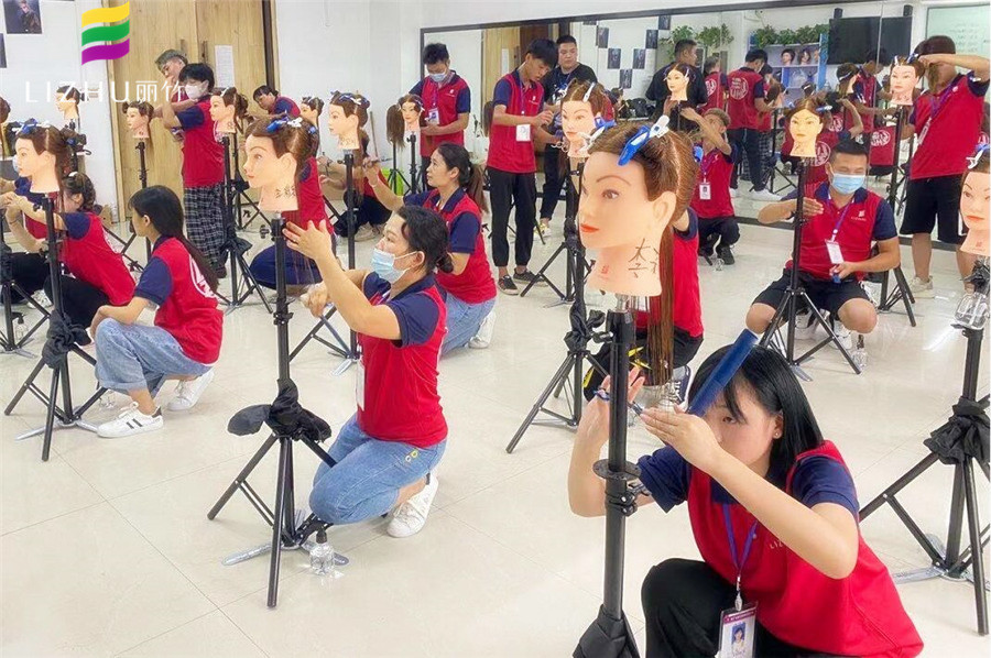 想知道美發(fā)水平線修剪技巧？來廣西美發(fā)學(xué)?？纯?>
								
								<span id=