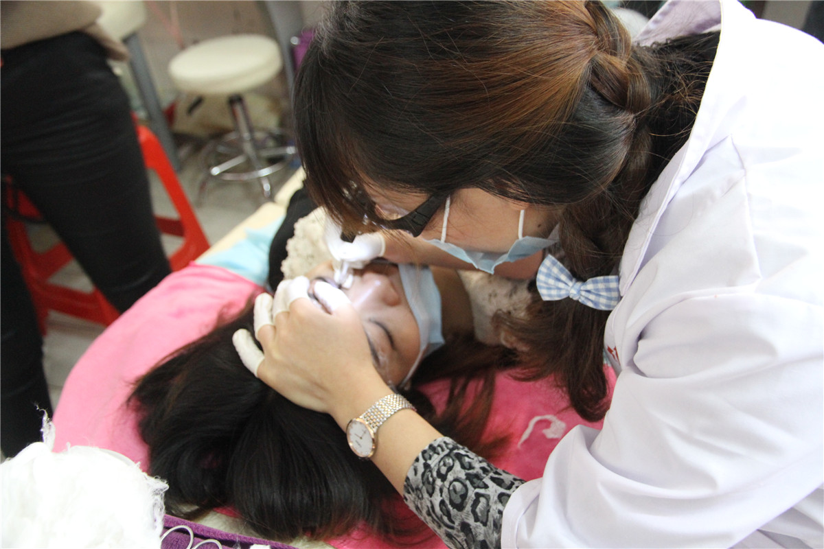 南寧紋繡學(xué)校分享：美睫初學(xué)者的入門(mén)秘籍