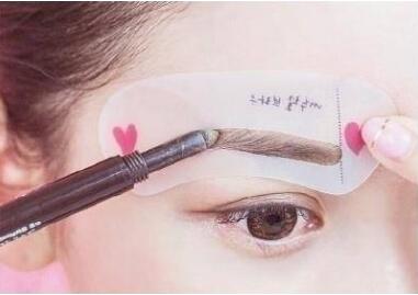 學360°畫眉大法，體驗?zāi)蠈帉I(yè)彩妝學校氛圍