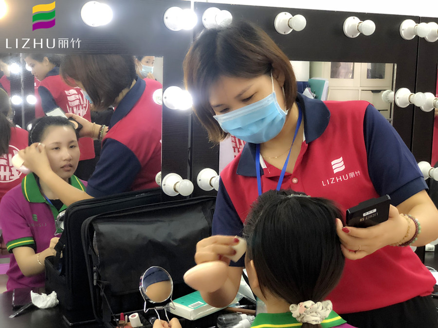 廣西美妝學(xué)校辯證：化妝對(duì)皮膚的傷害很大嗎？