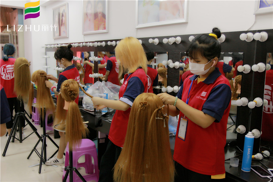 幸運草森系編發(fā)，快來廣西彩妝造型學(xué)校學(xué)習(xí)下