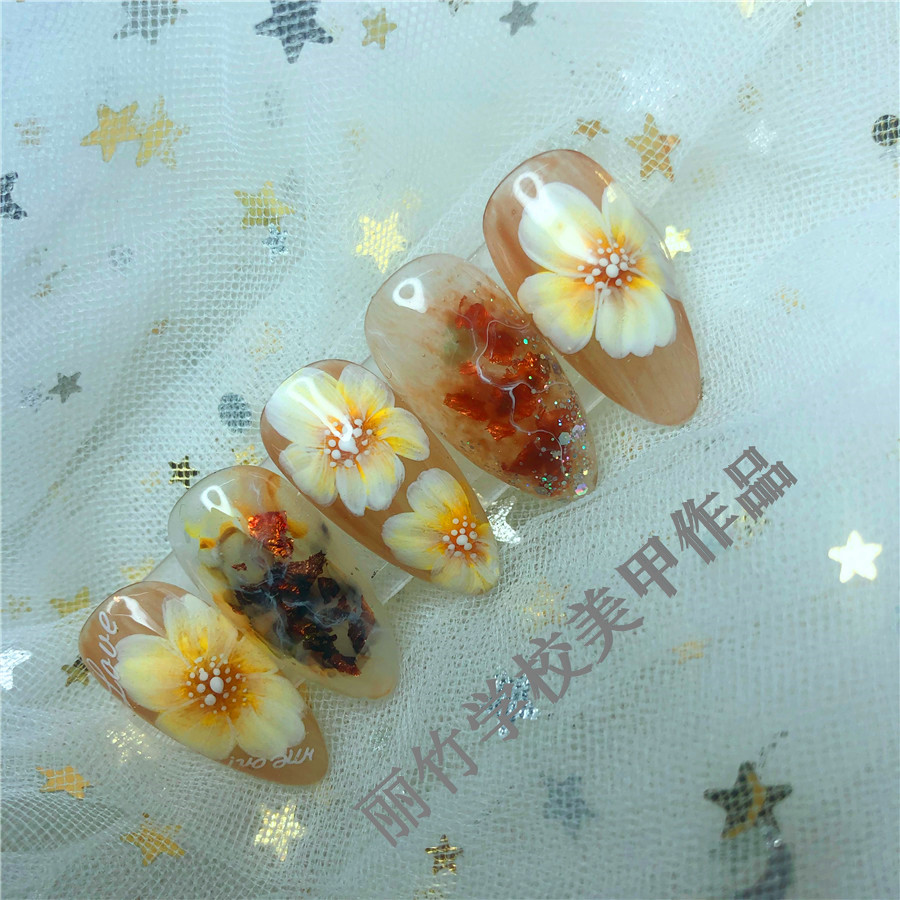 南寧學(xué)美甲的培訓(xùn)學(xué)校課程：什么是縮膠？