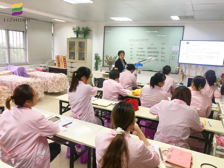 快來和南寧美容培訓(xùn)班學(xué)習(xí)噴霧儀的使用方法