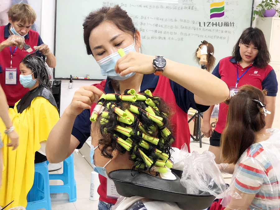 直擊廣西美發(fā)職業(yè)培訓(xùn)學(xué)校燙染真人實(shí)操現(xiàn)場(chǎng)