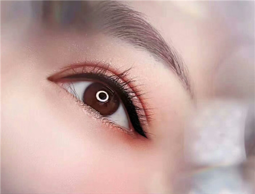 想知道紋美瞳線的技巧？到廣西紋繡培訓(xùn)中心學(xué)