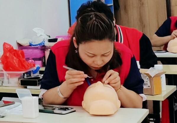 南寧專業(yè)美睫培訓學校：學美睫有前途嗎？