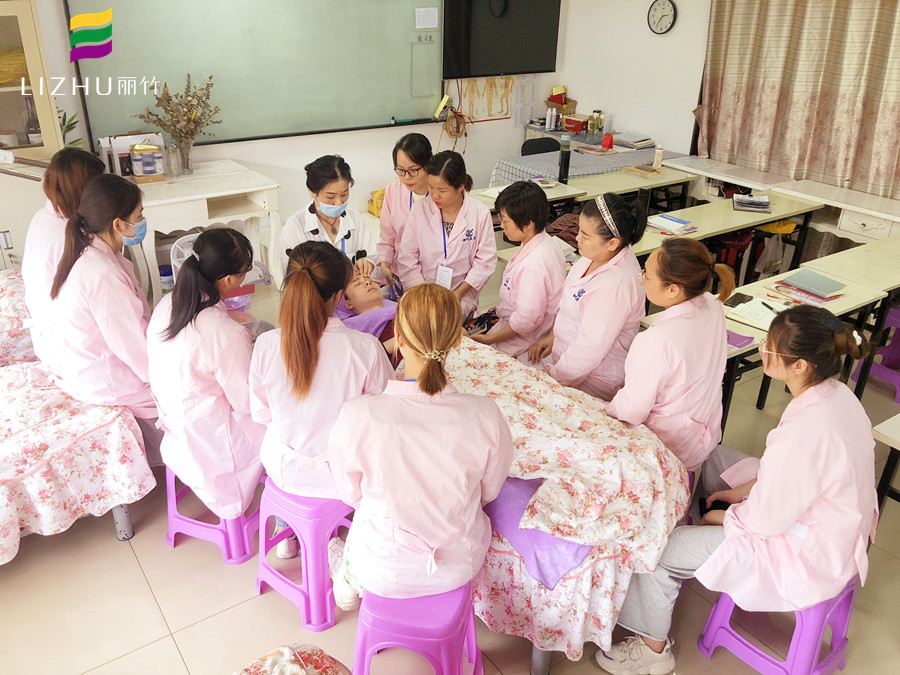 日常眼部保養(yǎng)怎么做？廣西正規(guī)美容學(xué)校給你支招