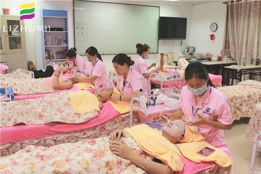 混油皮和混干皮的區(qū)別？廣西人氣高美容學(xué)校幫你解答