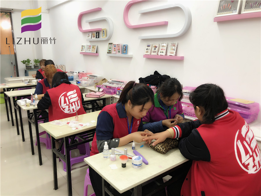 廣西美甲師培訓班：美甲這樣做才顯手長