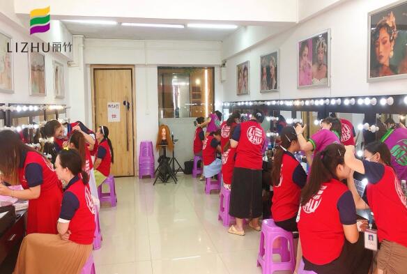 動手對于化妝的重要性，南寧排名前十化妝學(xué)校告訴你