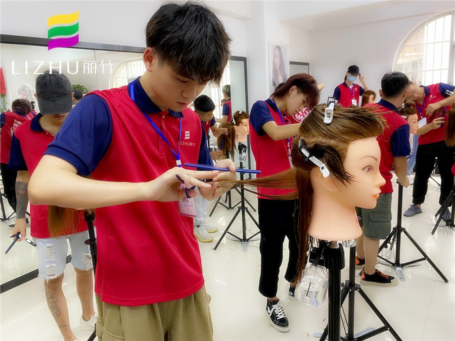 為什么要修剪發(fā)尾？南寧美發(fā)培訓(xùn)學(xué)校告訴你