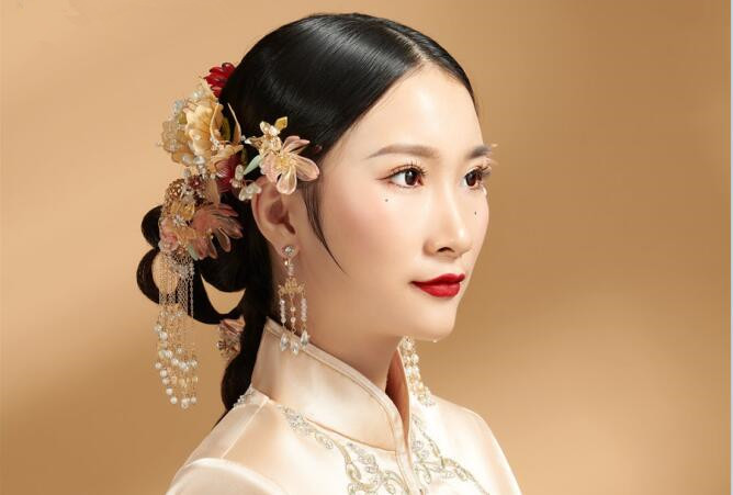 簡(jiǎn)約秀禾新娘造型，看南寧化妝學(xué)校哪家有實(shí)力