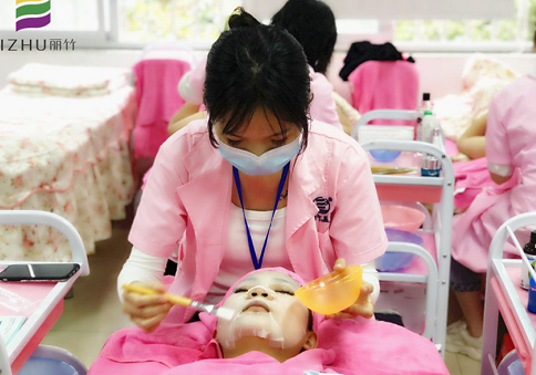 怎么做面部水療？廣西美容課堂上課教你