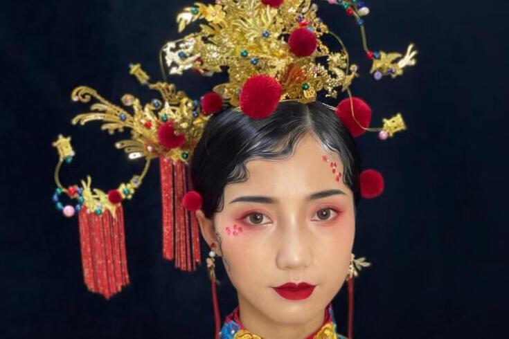 中式新娘造型，廣西彩妝造型學(xué)校作品
