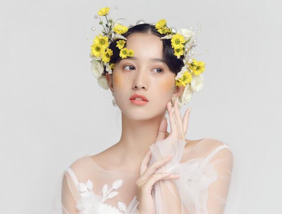 秋天適合哪種口紅色系？廣西專業(yè)化妝培訓給你列清單