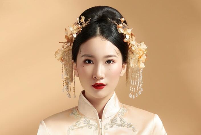 看中式新娘造型魅力，感受南寧化妝學校實力