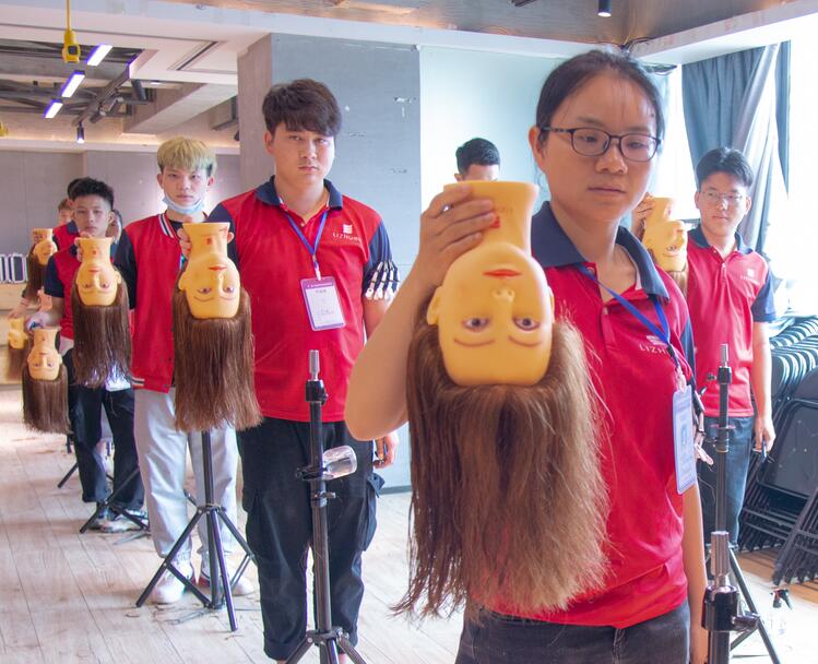 假頭如何梳理頭發(fā)？來廣西美發(fā)學習中心學習