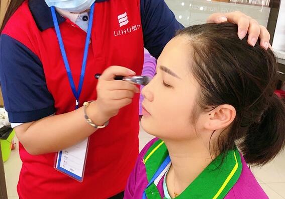 學刷子涂粉底液教程，知道廣西化妝學校哪家專業(yè)