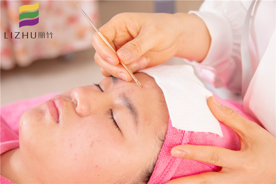 學美容祛痘法，告訴你廣西美容學校哪家正規(guī)