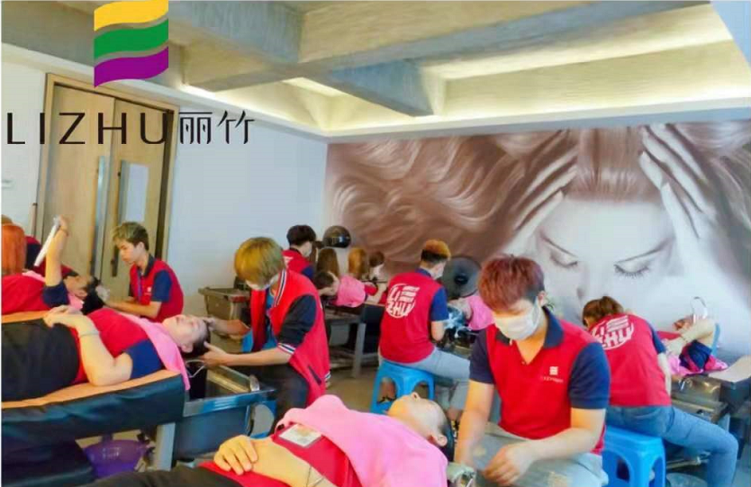 來看看廣西美發(fā)培訓(xùn)學(xué)校洗護(hù)班實(shí)操練習(xí)