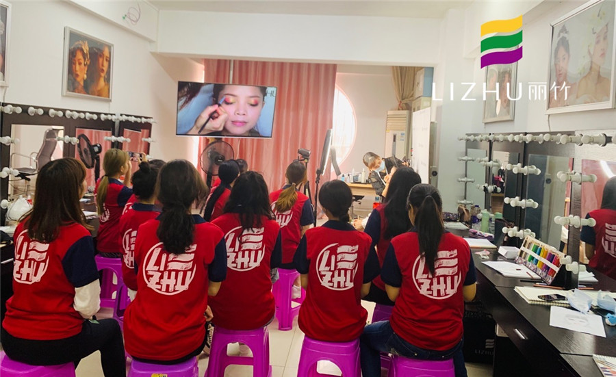 南寧化妝培訓學什么？大地色漸變畫法教程