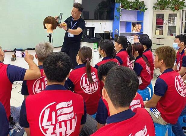 怎么剪平劉海？南寧專業(yè)美發(fā)學校課堂實操