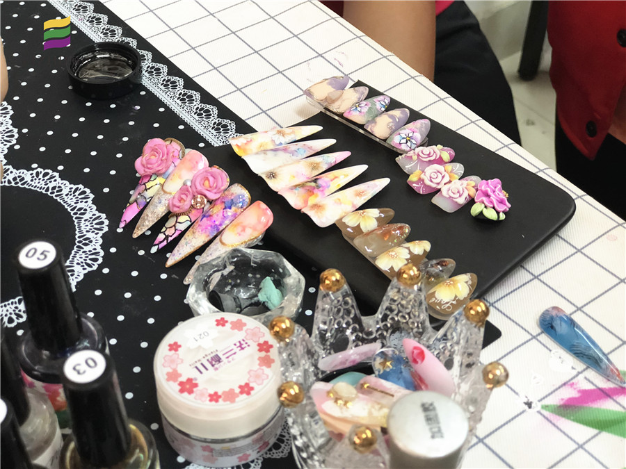 南寧美甲去哪學(xué)？歡迎來麗竹美甲全能班試聽