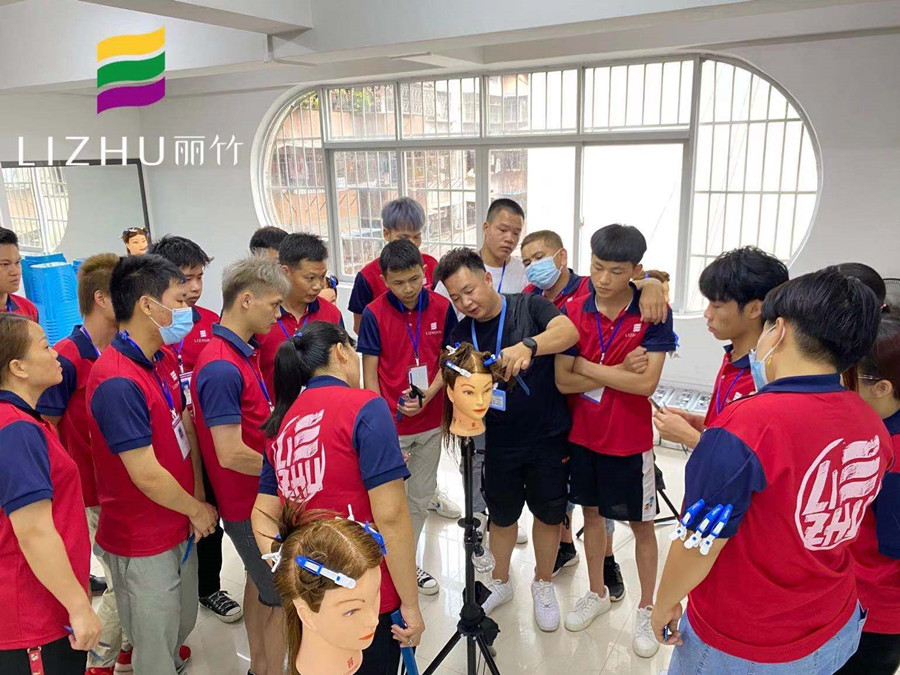 學(xué)牙剪打薄技巧，就知道南寧美發(fā)學(xué)校哪家有實(shí)力