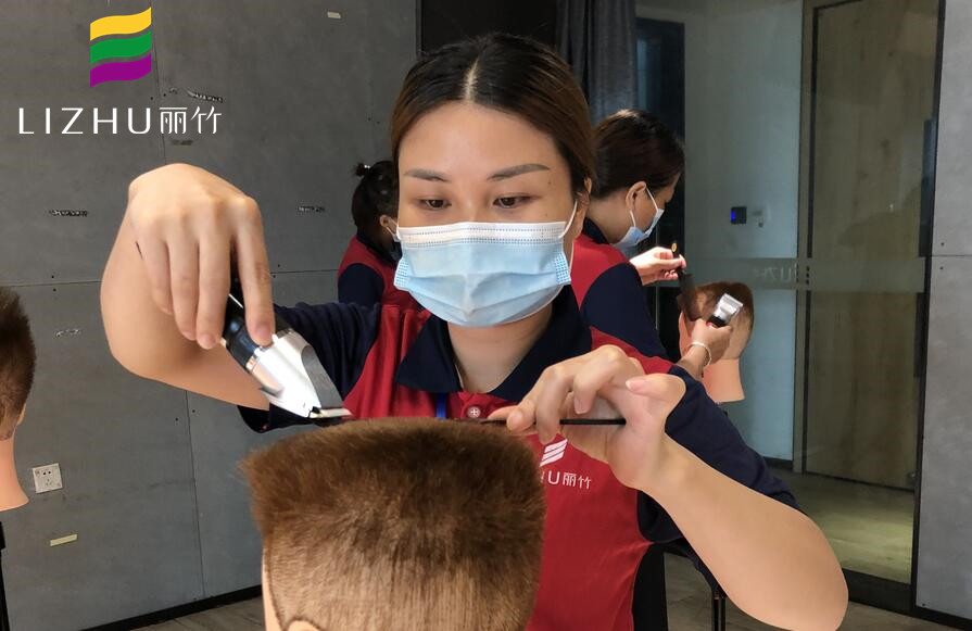 理發(fā)器的使用方法，南寧正規(guī)美發(fā)學(xué)習(xí)教你