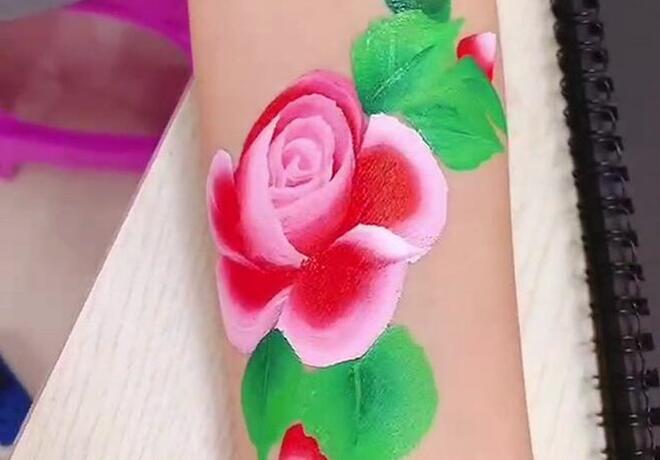 人體3D彩繪無痛紋身，實(shí)力演繹南寧美甲學(xué)校哪家技術(shù)好