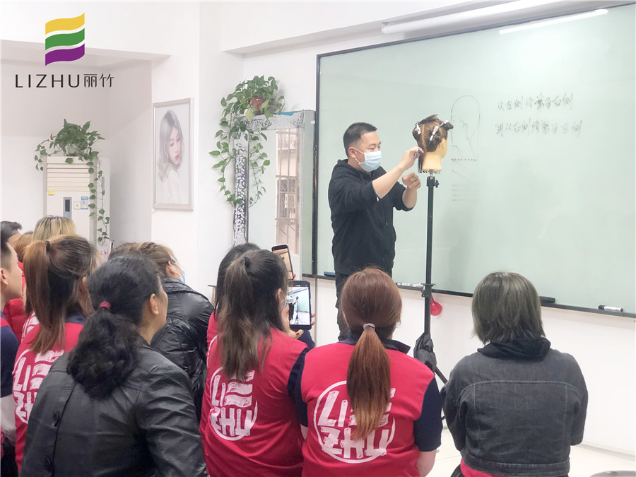 廣西專(zhuān)業(yè)美發(fā)學(xué)校教你如何自己理發(fā)