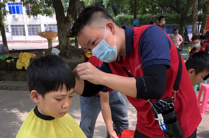 以社區(qū)義務(wù)剪發(fā)的方式，祝老師們教師節(jié)快樂