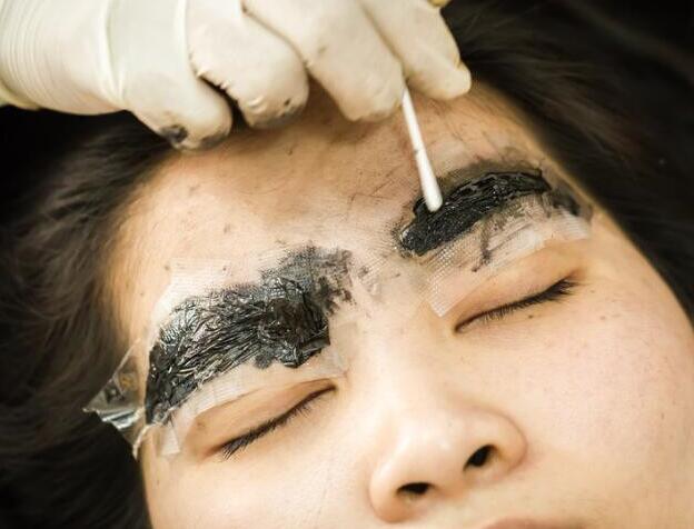 紋眉褪色如何補救？廣西學(xué)紋繡的學(xué)校幫你解決