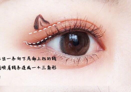 日常眼線快速畫法，南寧學(xué)化妝的學(xué)校教你